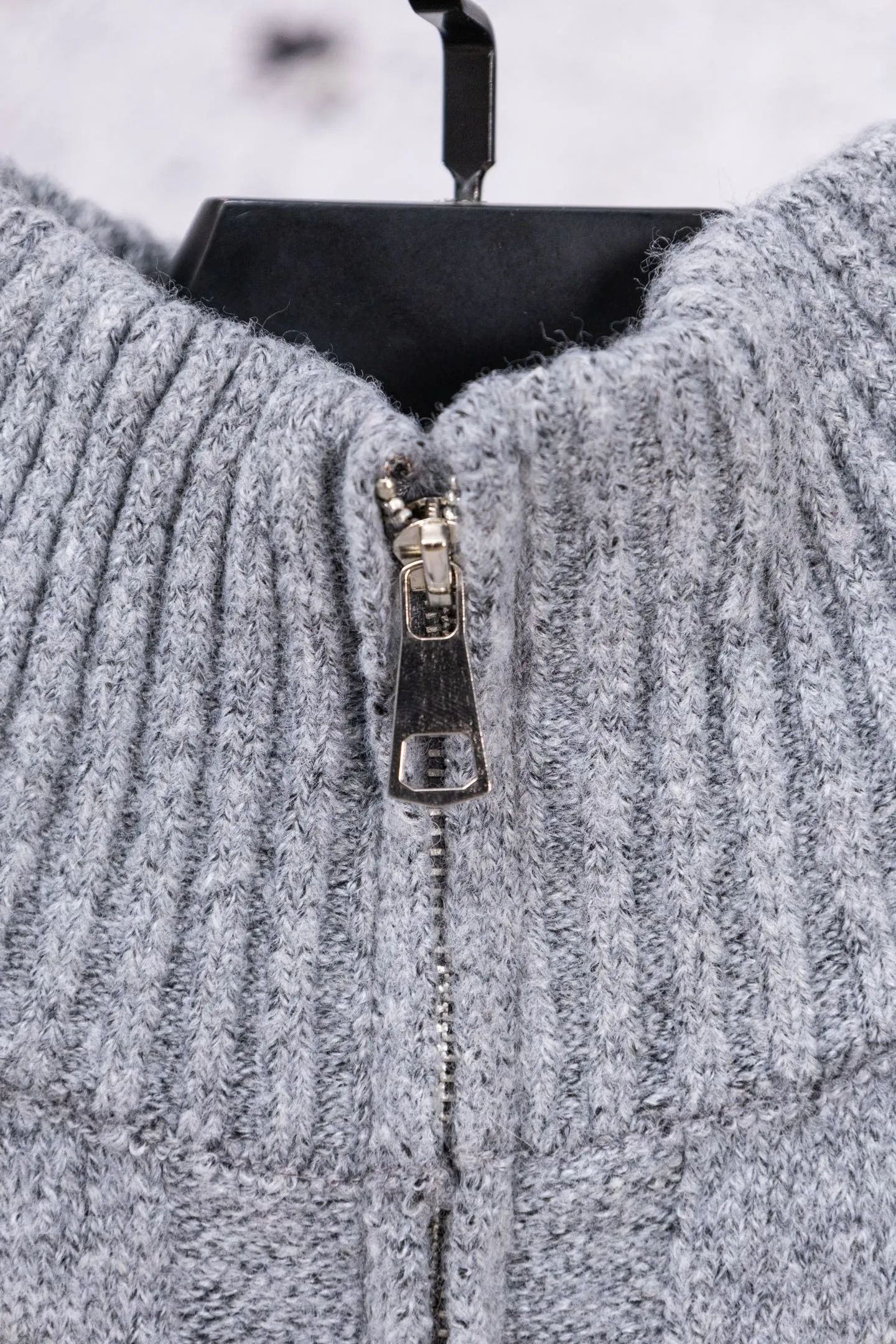 P190 Ralph Lauren 2026 new blended twist craft autumn and winter high-quality double zipper stand collar knitted cardigan jacket. Its design is really amazing. The blended twist craft makes it full of texture. The double zipper stand collar design is not only warm but also super stylish. Wearing it instantly enhances your temperament. Whether it is paired with a dress or jeans, it can be easily worn, showing a high-end feel in autumn and winter. The colors are also super nice, and each one is super elegant. Wearing them while walking on the street will turn heads 100% of the time. 🎺 This autumn and winter, buy yourself a warm and fashionable jacket, so that you can look beautiful in the cold weather. Size: S M L Color: Beige Black Gray